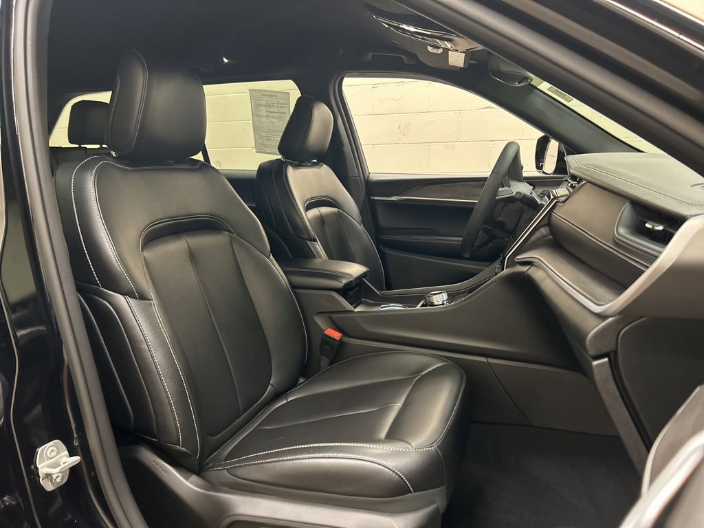 Used 2024 Jeep Grand Cherokee Limited w/ Black Appearance Package image 10