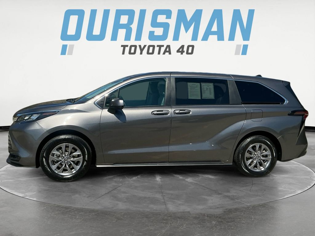 Used 2024 Toyota Sienna LE image 4