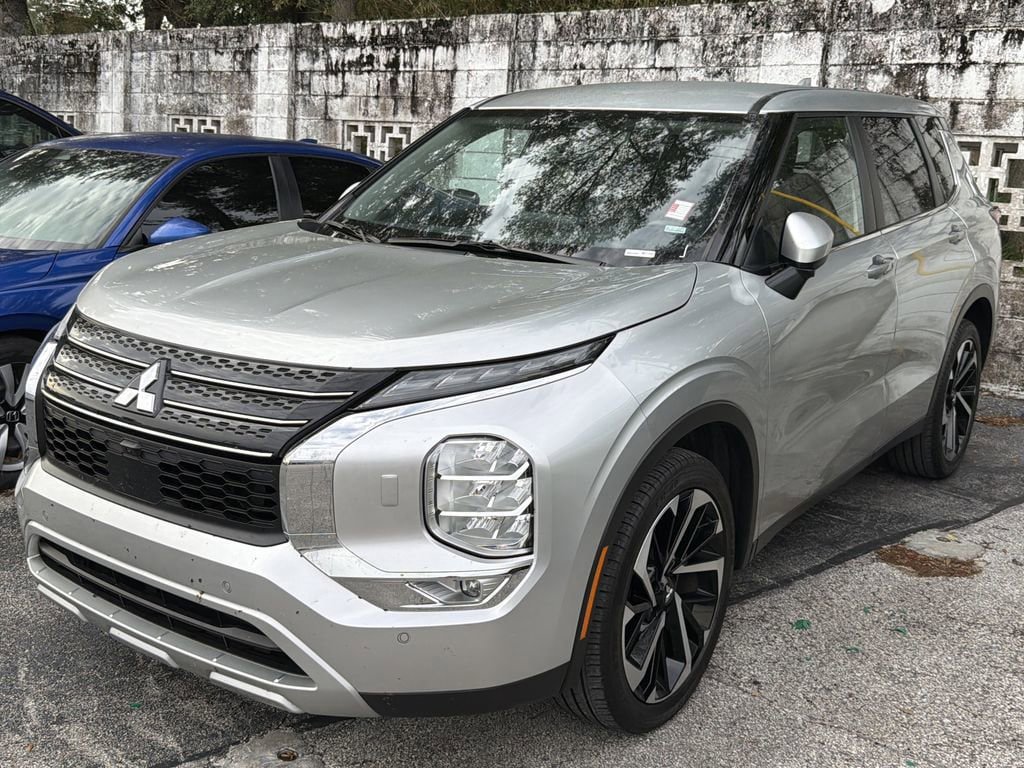 Used 2024 Mitsubishi Outlander SE AWD/4WD image 3