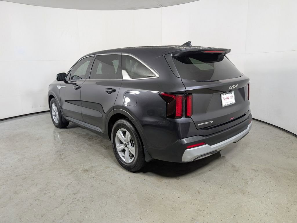 Used 2025 Kia Sorento LX image 5