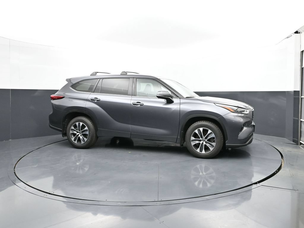 Used 2023 Toyota Highlander XLE AWD/4WD image 3