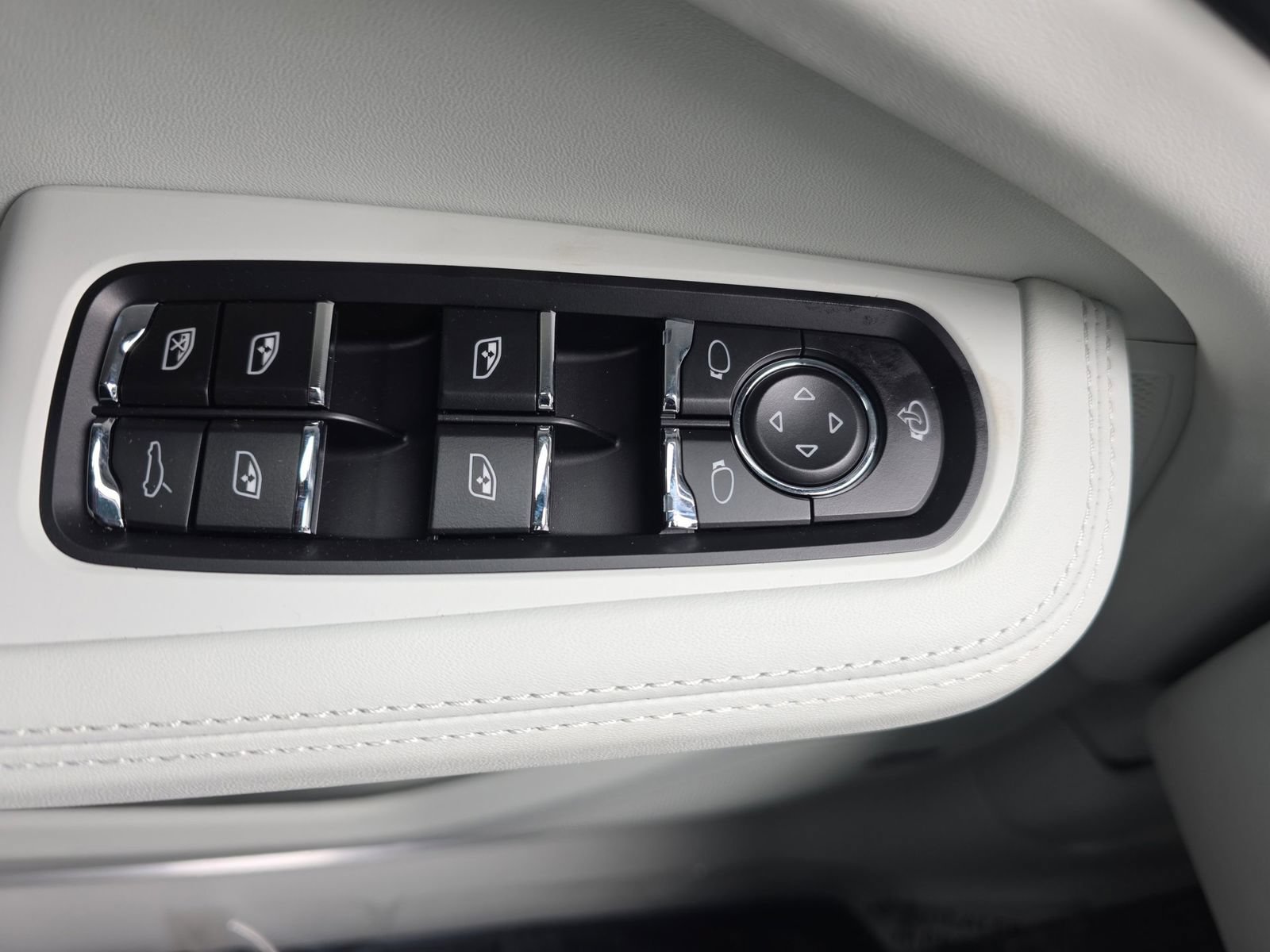 New 2026 Porsche Macan S AWD/4WD image 15