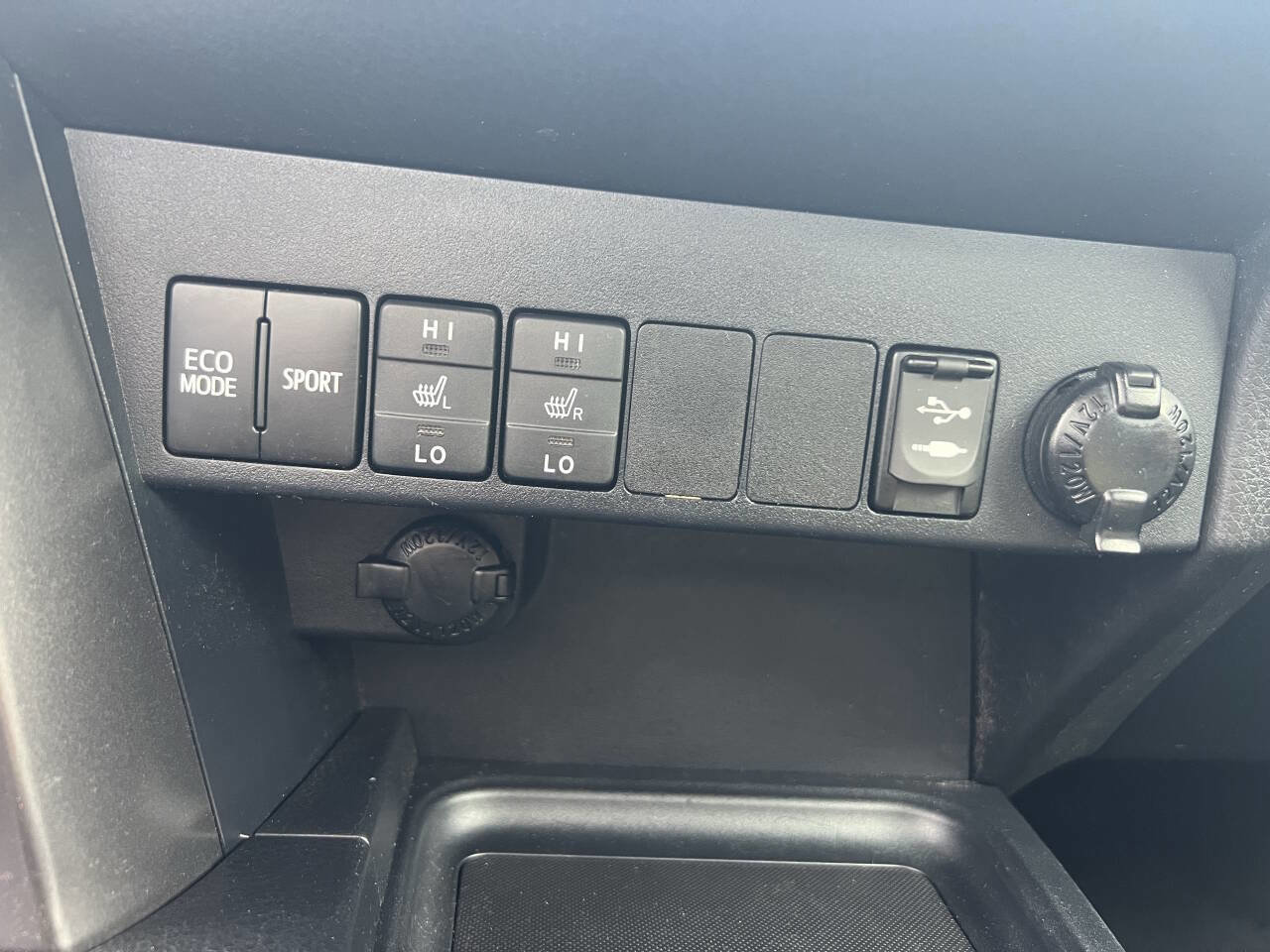 Used 2017 Toyota RAV4 SE image 34