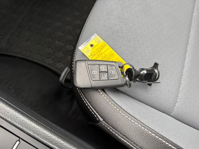 Certified 2025 Volkswagen Jetta SE w/ Sunroof Package image 38