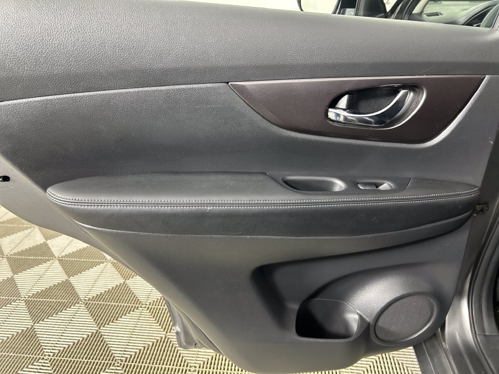 Used 2015 Nissan Rogue S FWD image 16