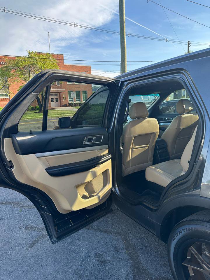 Used 2016 Ford Explorer XLT w/ Equipment Group 202A AWD/4WD image 17