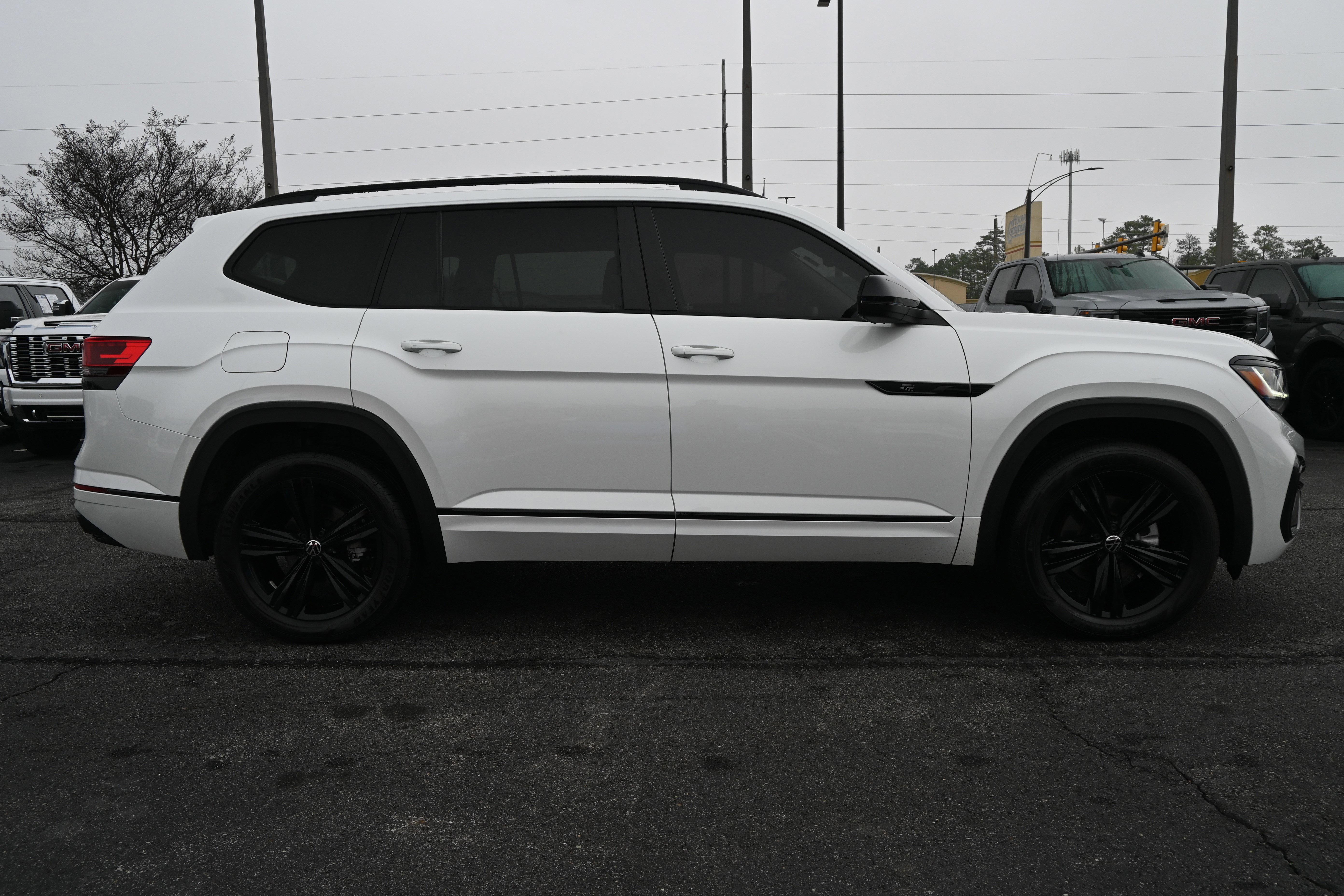 Used 2023 Volkswagen Atlas SEL R-Line image 11