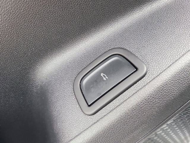 Used 2025 Chevrolet Traverse LT FWD image 19