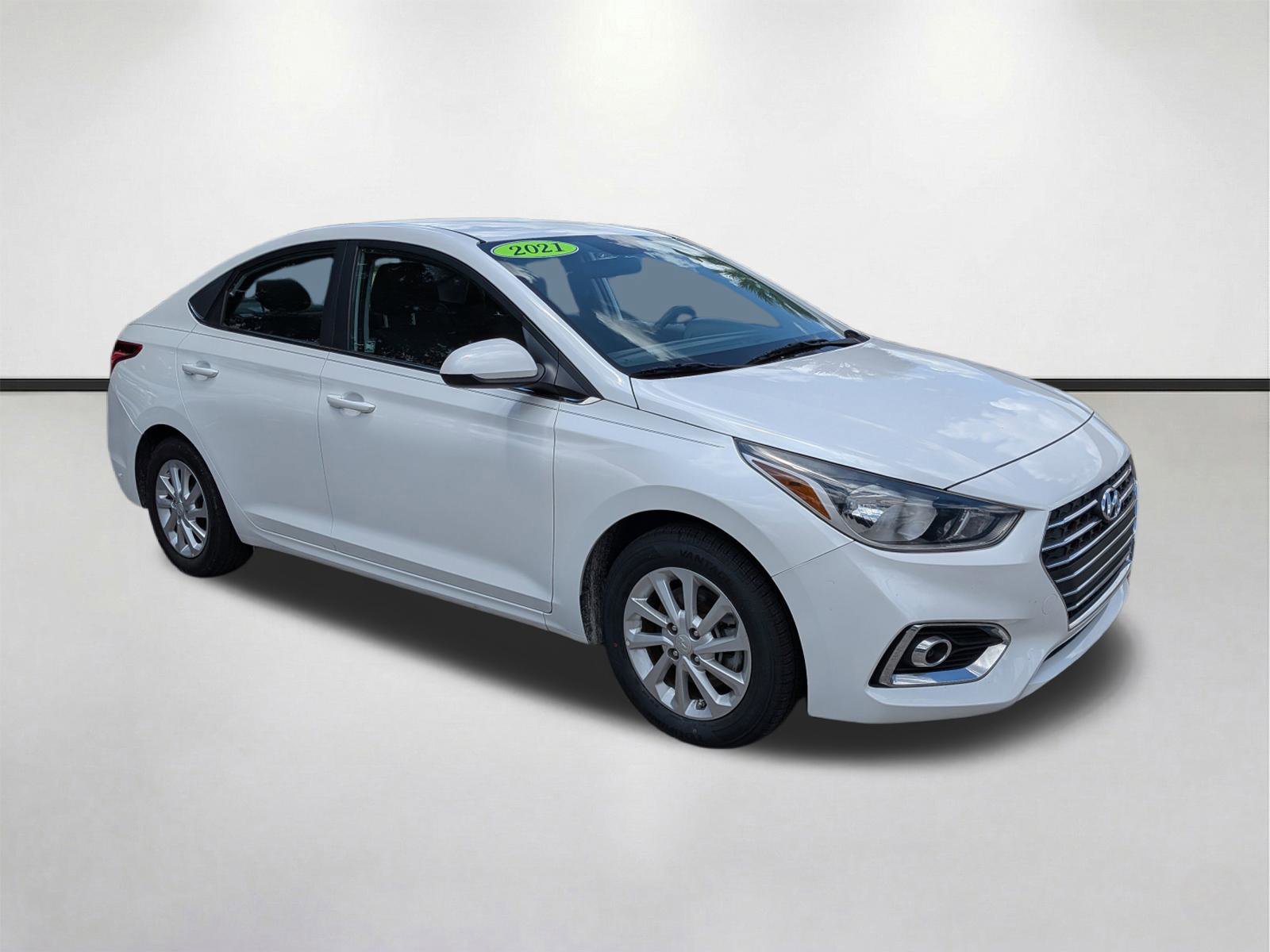 Used 2021 Hyundai Accent SEL FWD image 2