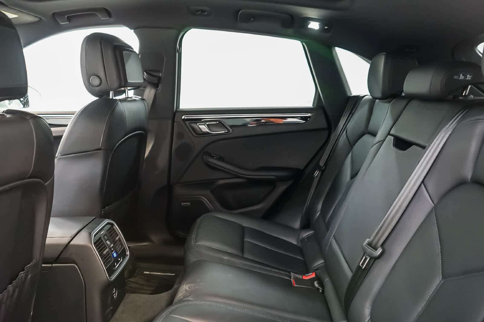 Certified 2026 Porsche Macan AWD/4WD image 24