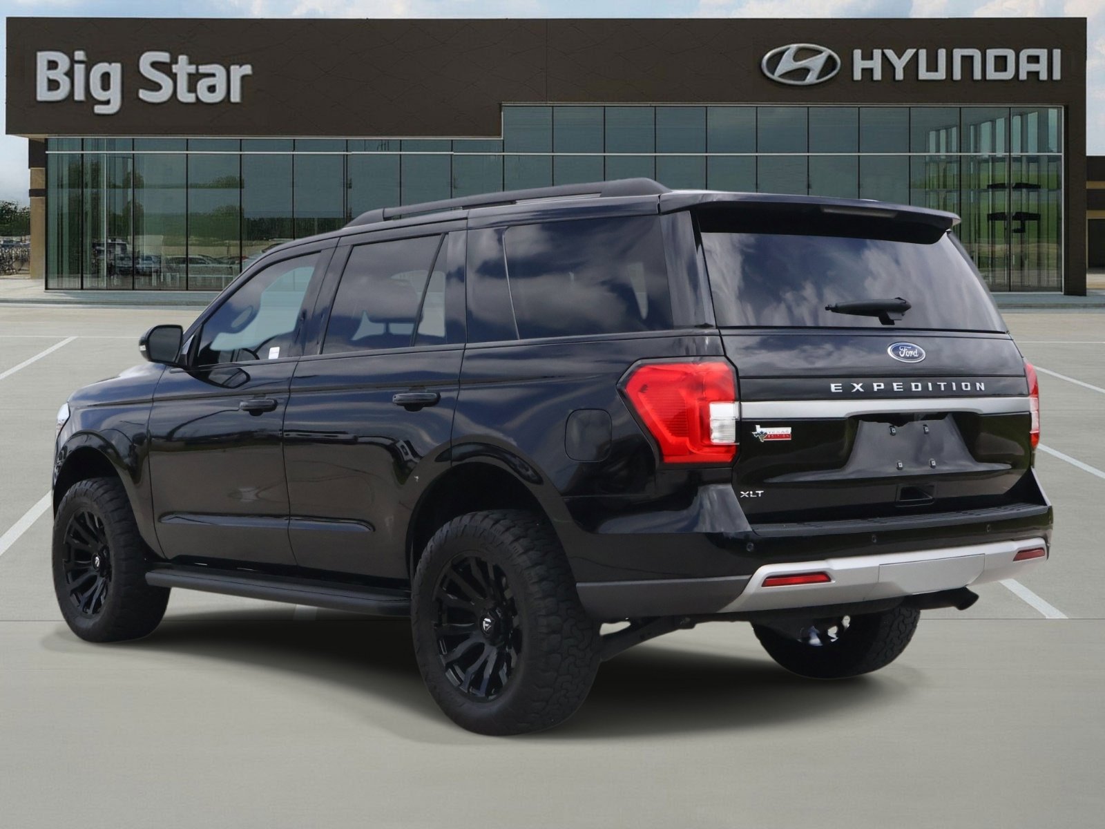 Used 2024 Ford Expedition XLT RWD image 3