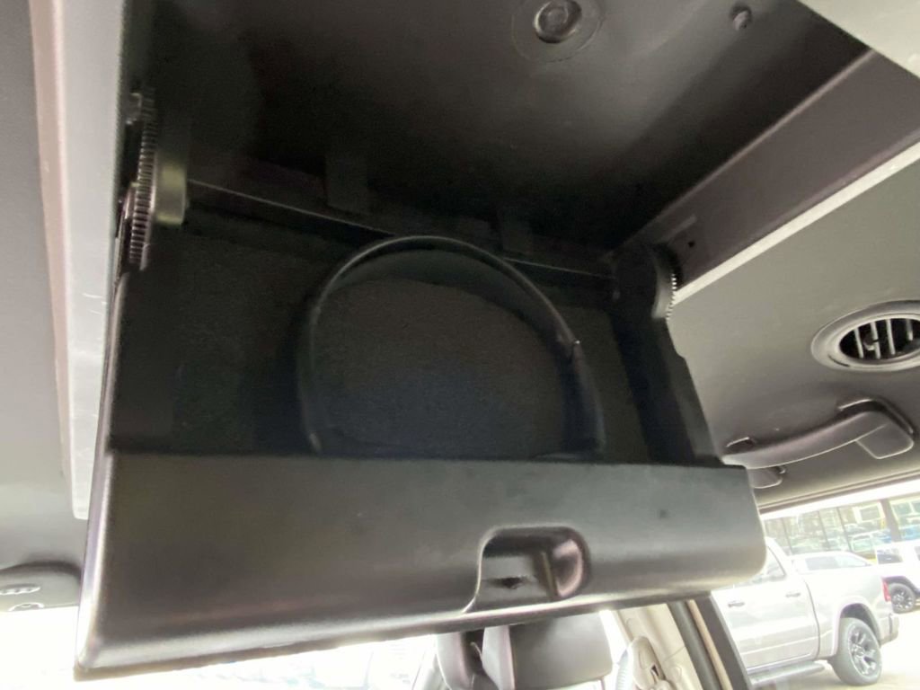 Used 2014 Dodge Grand Caravan SXT image 12