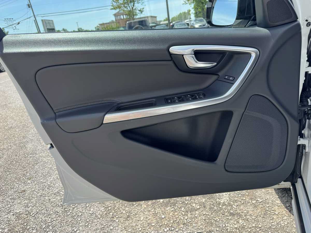 Used 2018 Volvo V60 T5 Cross Country AWD/4WD image 27