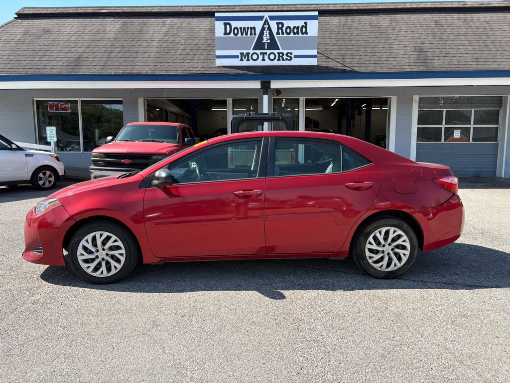 Used 2017 Toyota Corolla LE FWD image 2