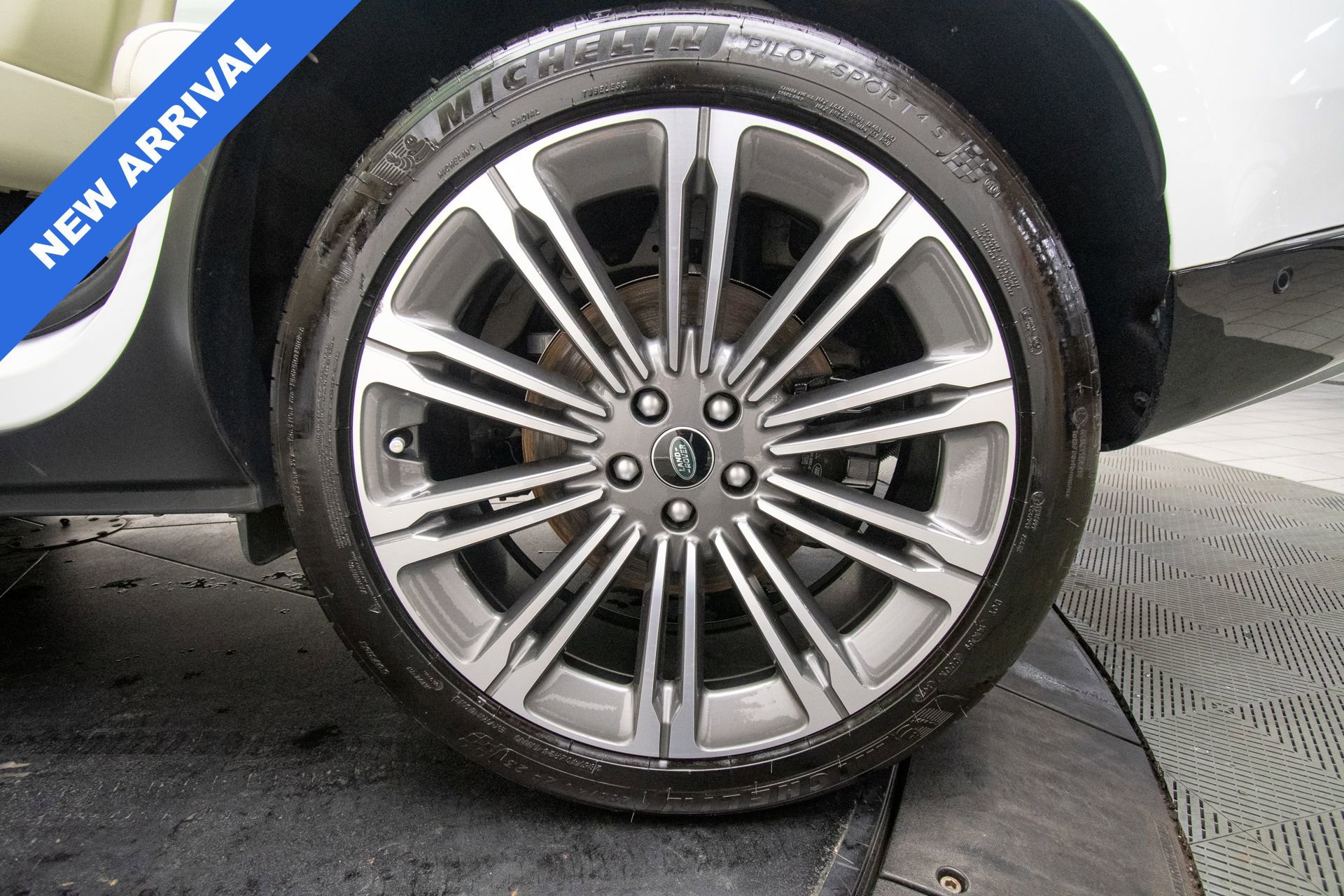 Used 2023 Land Rover Range Rover SE image 24