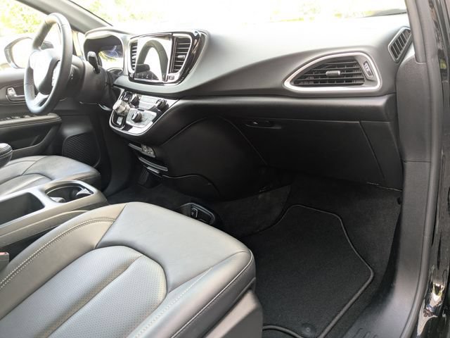 Used 2025 Chrysler Pacifica Select FWD image 28