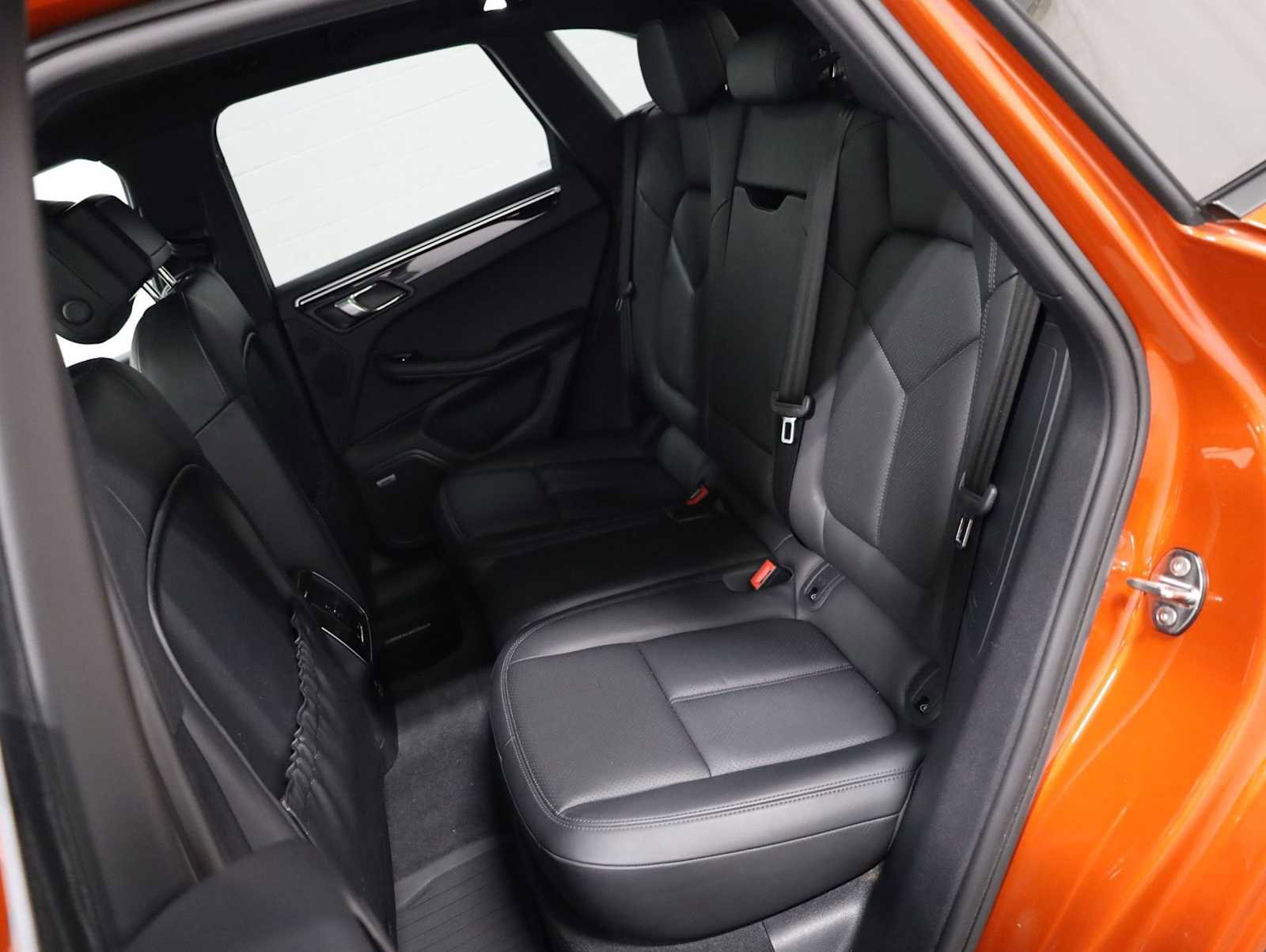 Certified 2022 Porsche Macan AWD/4WD image 36