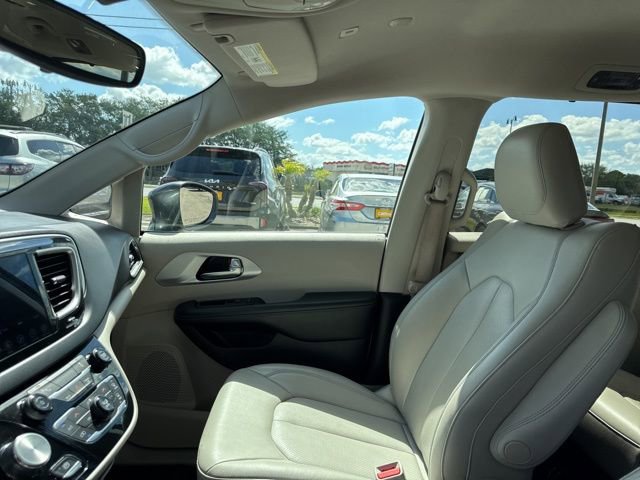 Used 2018 Chrysler Pacifica Touring-L FWD image 22