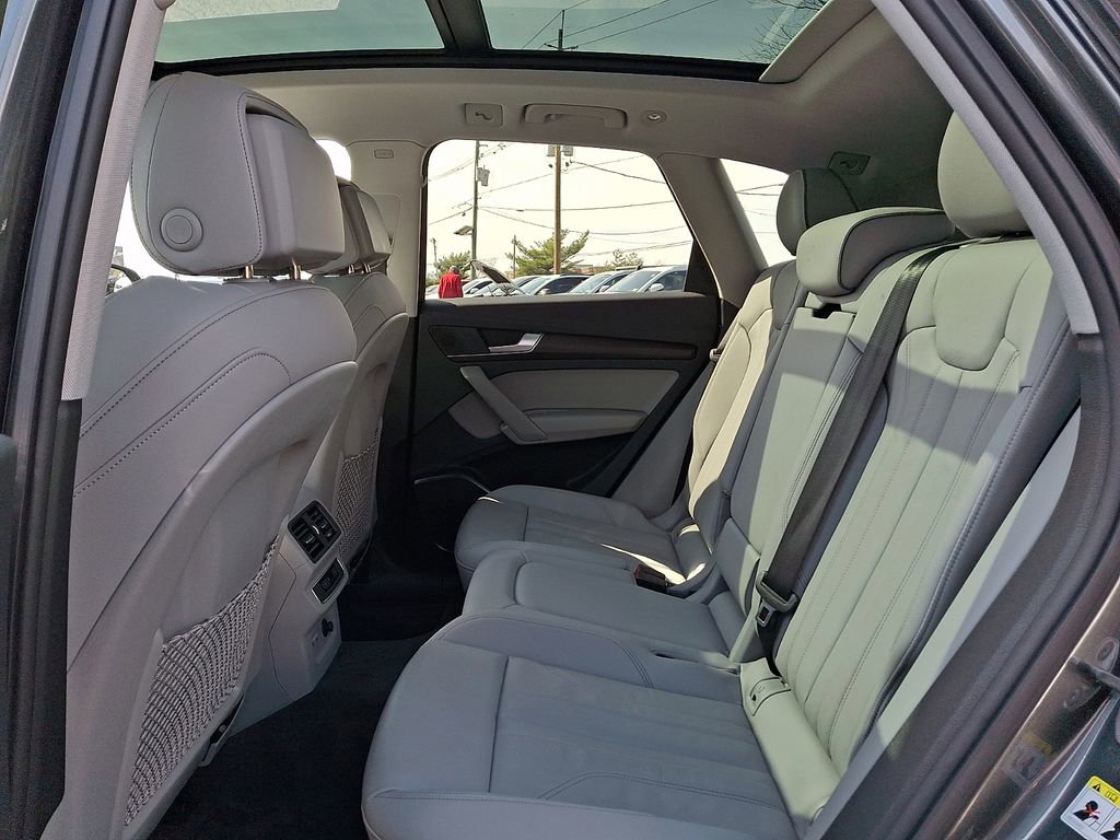 Used 2023 Audi Q5 e Premium w/ Convenience Package image 17