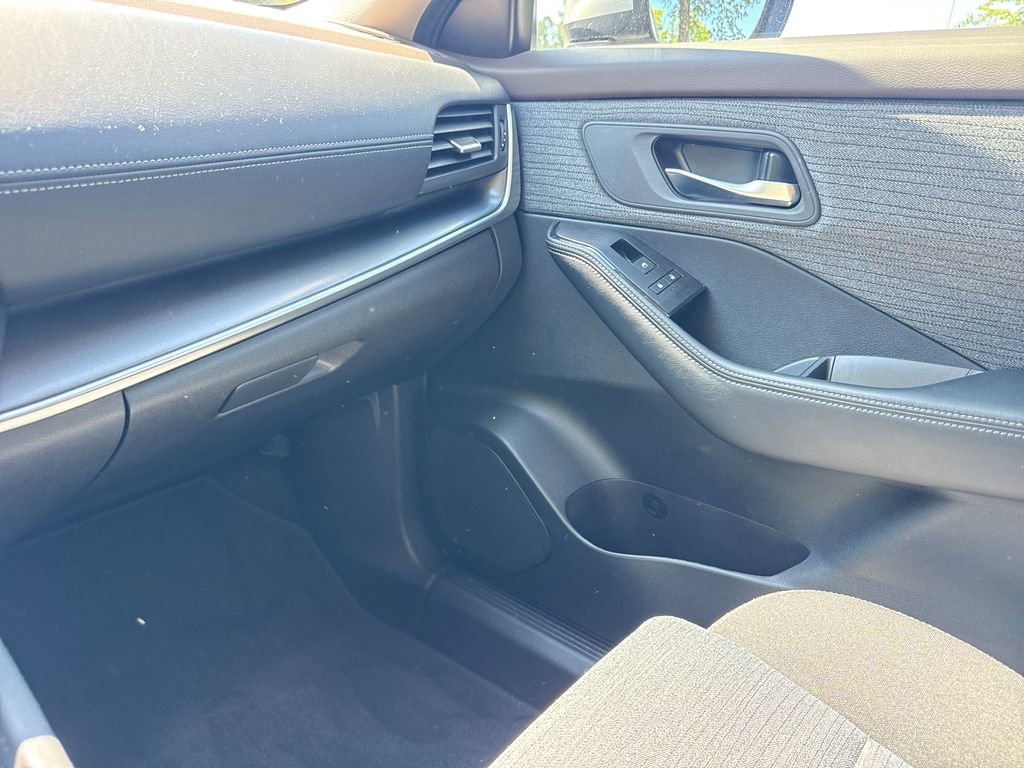 Used 2023 Nissan Rogue SV AWD/4WD image 18