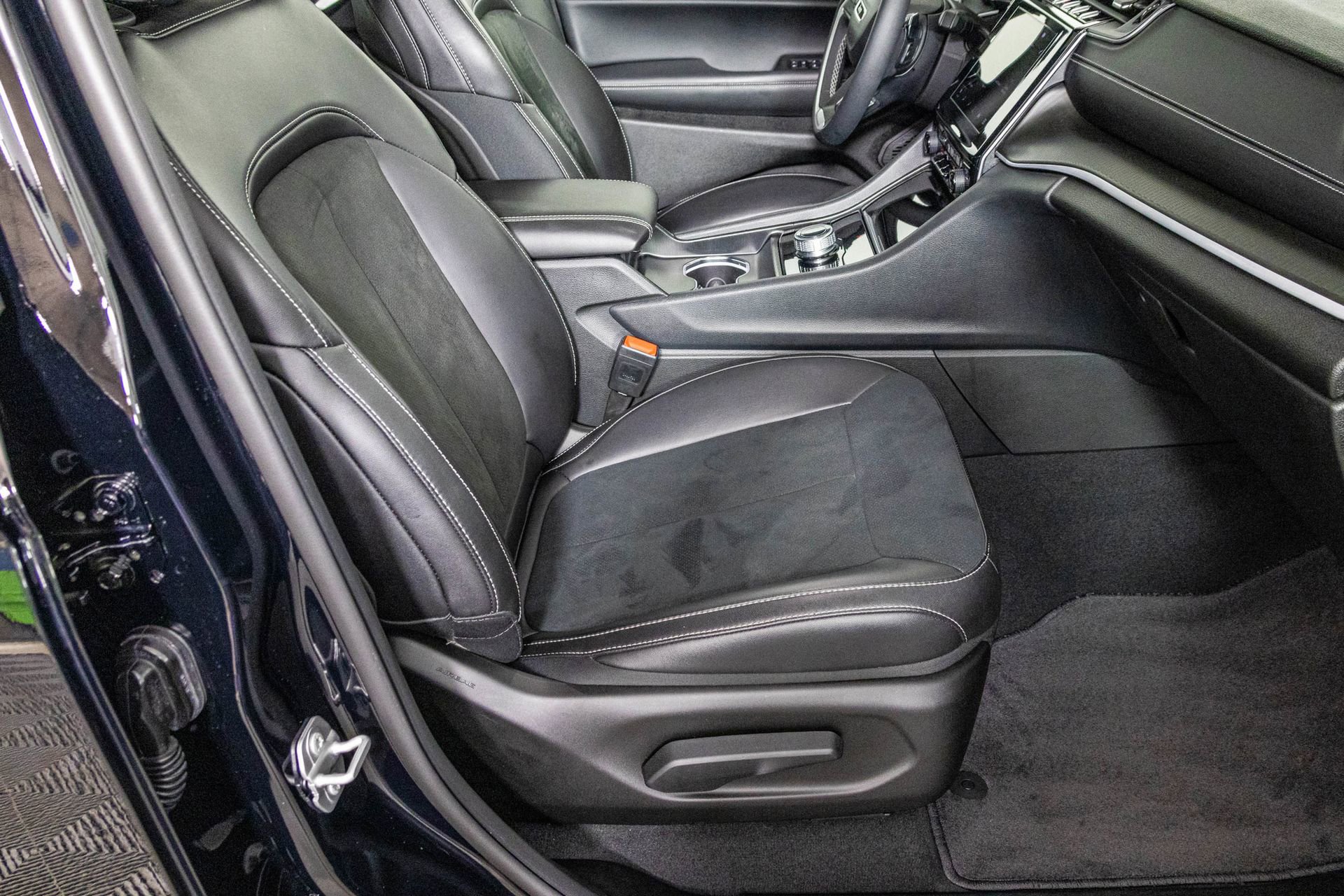 Used 2025 Jeep Grand Cherokee Altitude image 41