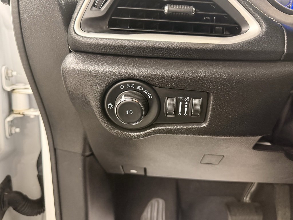 Used 2021 Chrysler Pacifica Touring-L w/ Uconnect Theater Family Group image 35