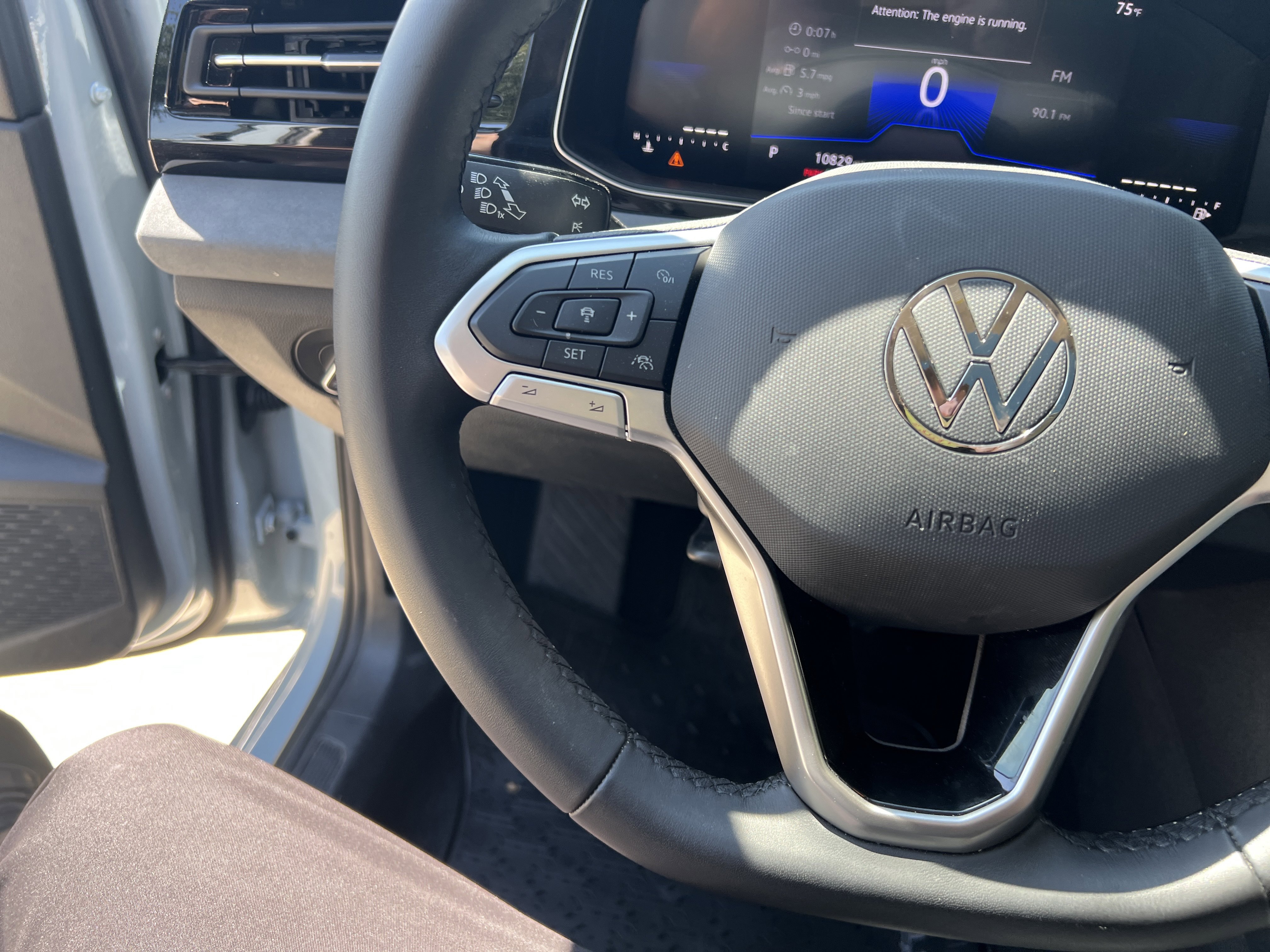 Used 2025 Volkswagen Jetta SE w/ Sunroof Package FWD image 17
