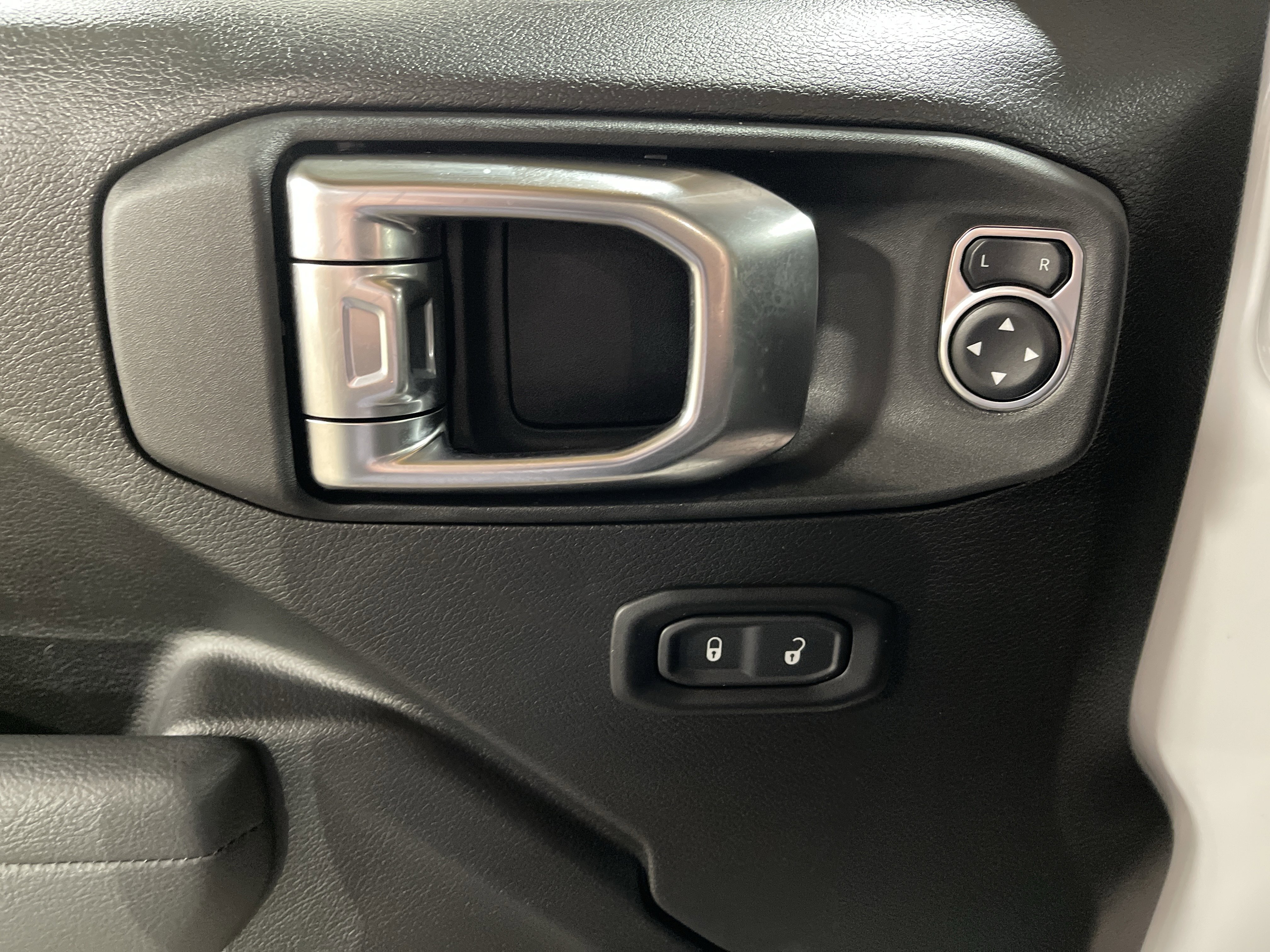 Used 2025 Jeep Gladiator Sport image 10