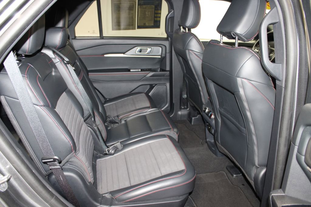 Used 2025 Ford Explorer ST-Line w/ ST-Line Street Pack image 34