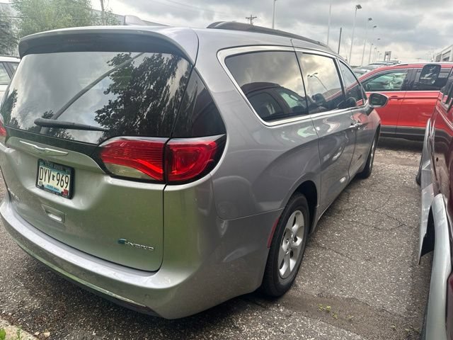 Used 2017 Chrysler Pacifica Premium FWD image 2