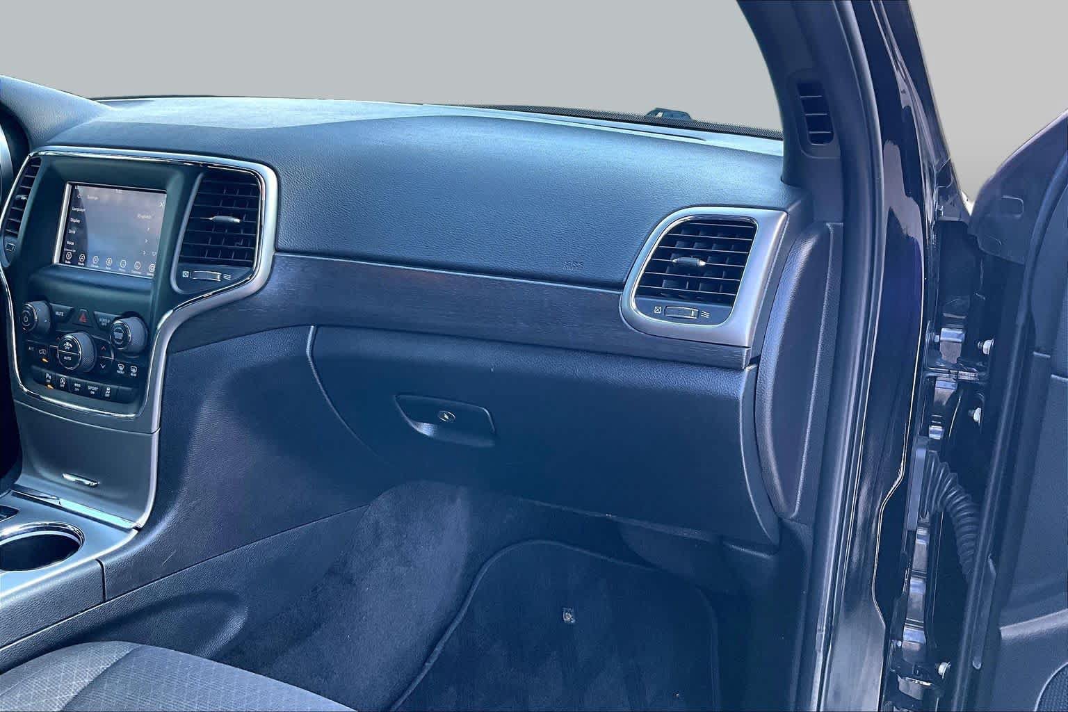 Used 2018 Jeep Grand Cherokee Laredo RWD image 19