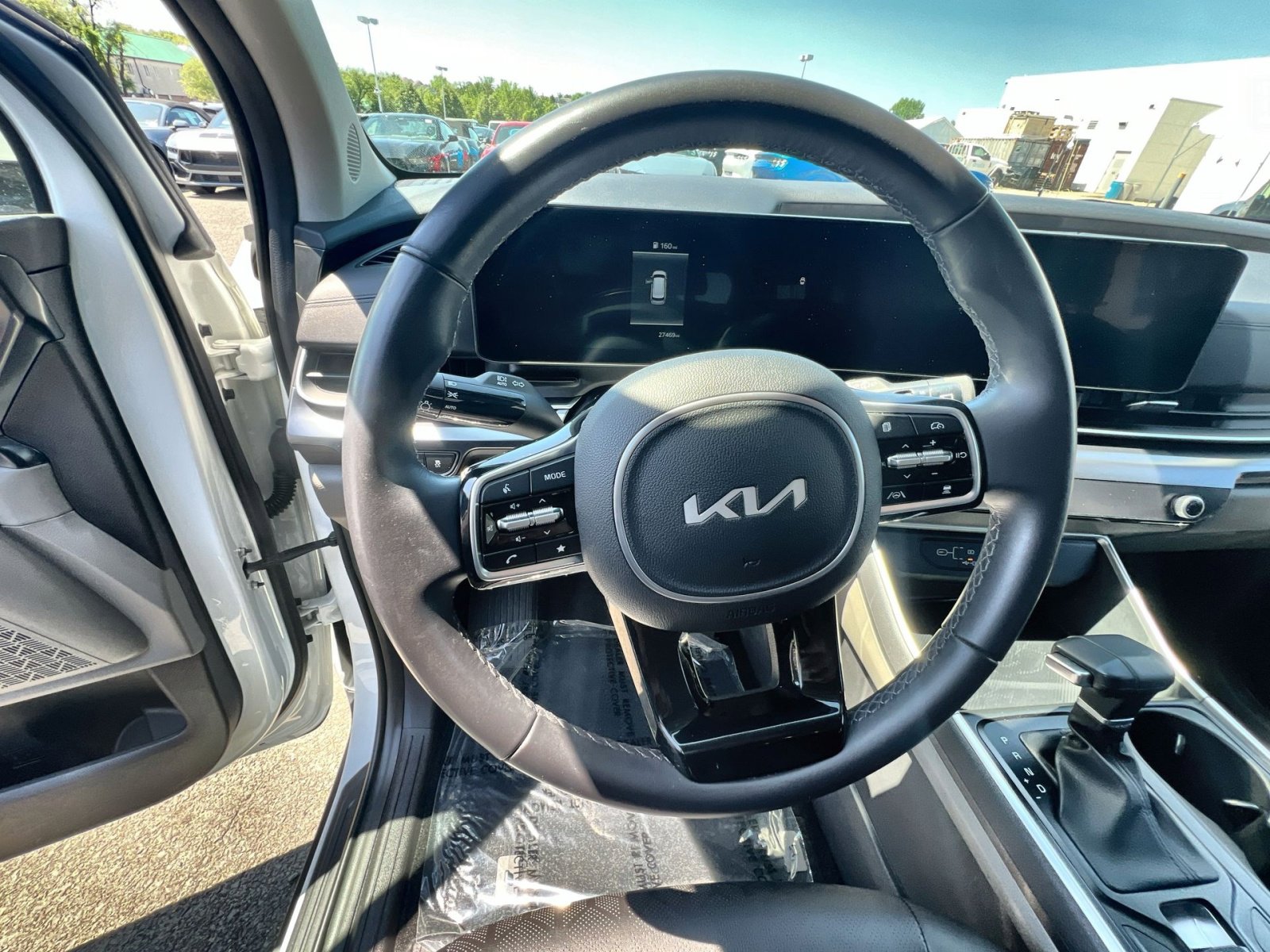 Used 2025 Kia Carnival FWD image 24