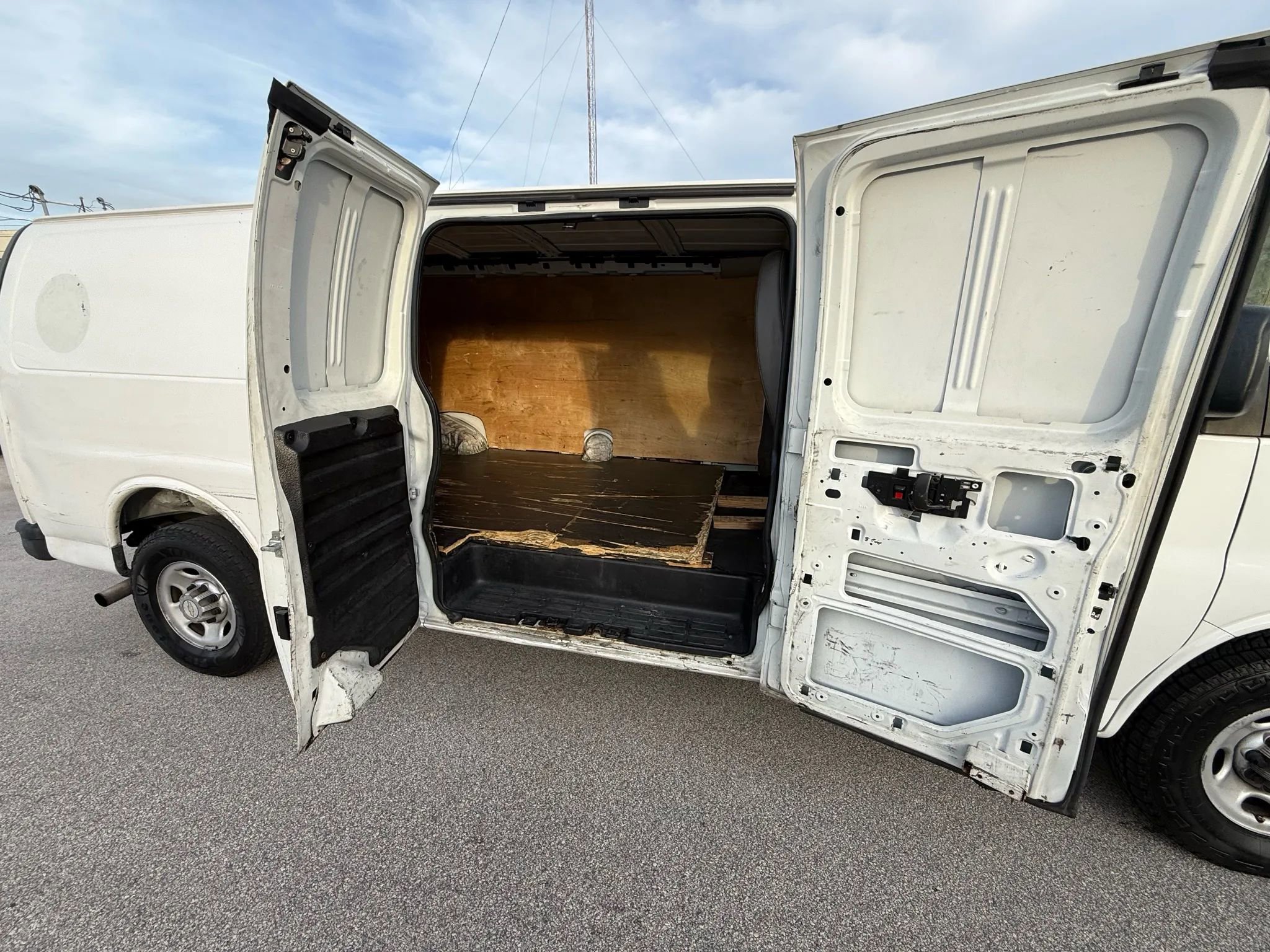 Used 2010 Chevrolet Express 2500 Extended image 9