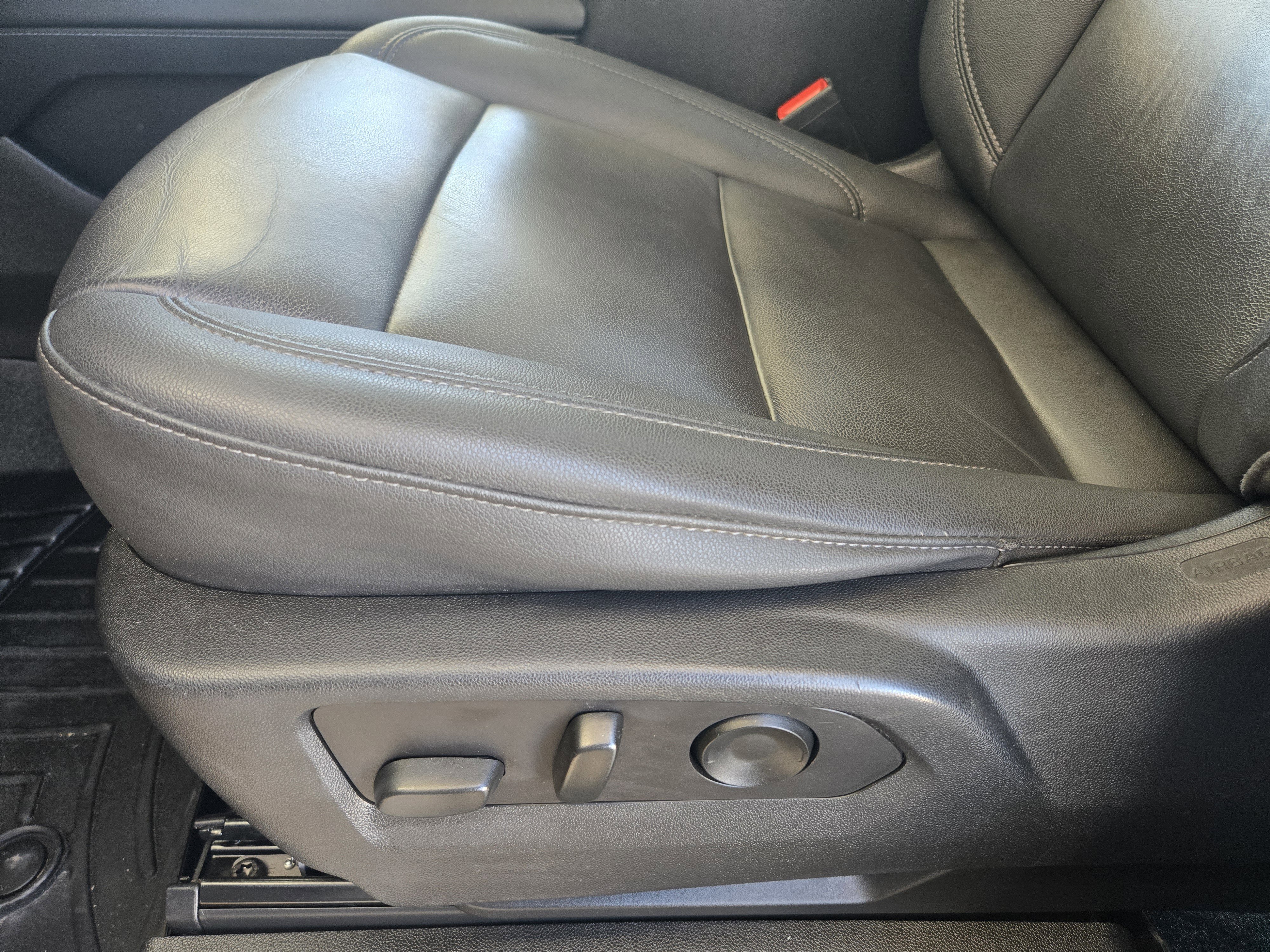 Used 2023 Chevrolet Tahoe Z71 w/ Luxury Package AWD/4WD image 19
