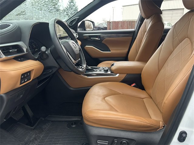 Used 2024 Toyota Highlander Platinum image 22