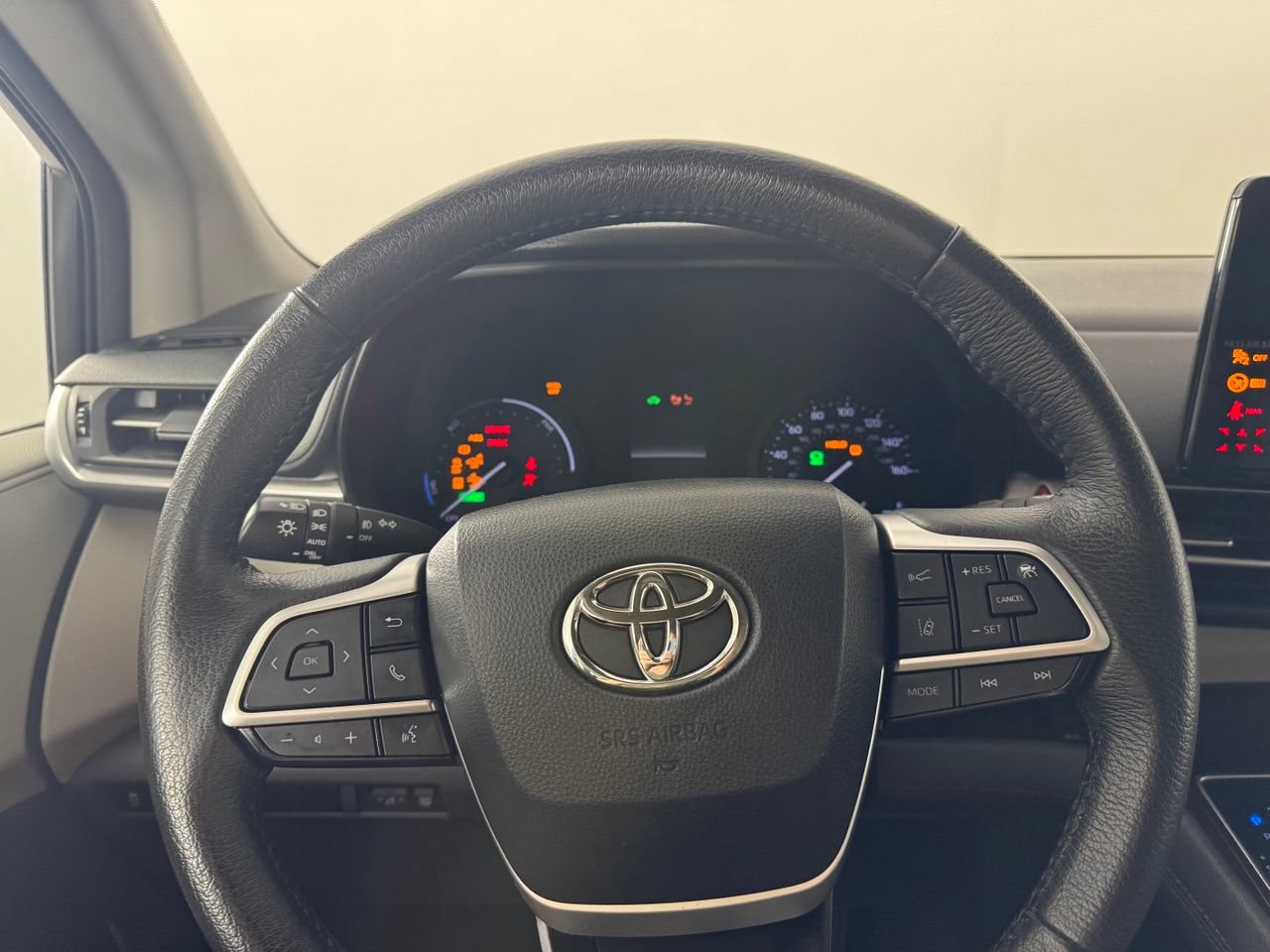 Used 2023 Toyota Sienna XLE FWD image 13