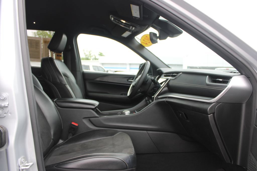 Used 2024 Jeep Grand Cherokee Altitude AWD/4WD image 28