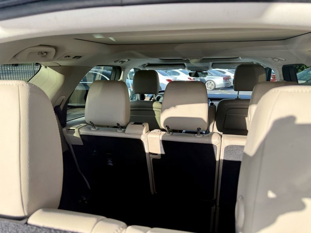 Used 2017 Land Rover Discovery HSE image 11