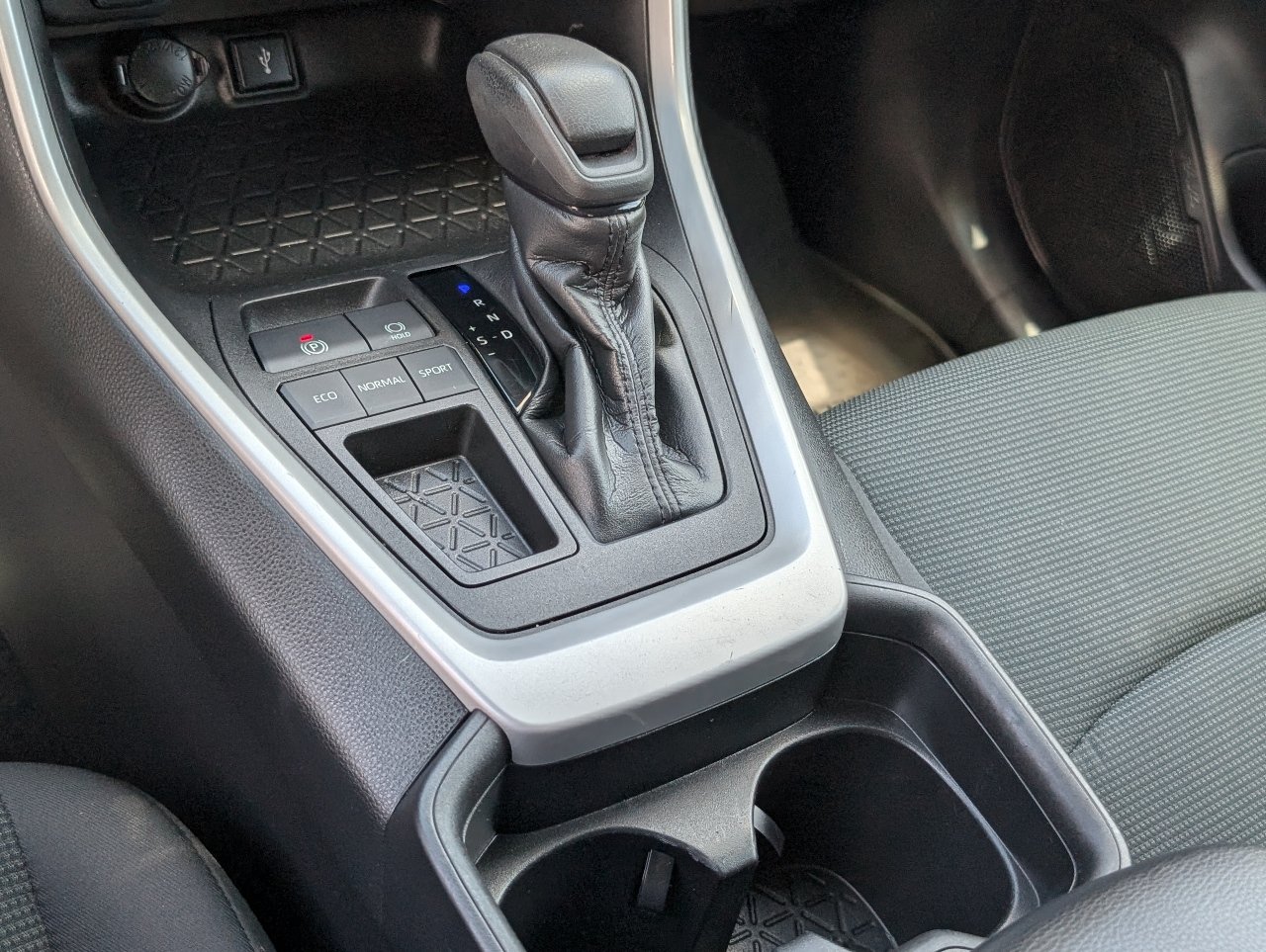 Used 2021 Toyota RAV4 LE FWD image 16
