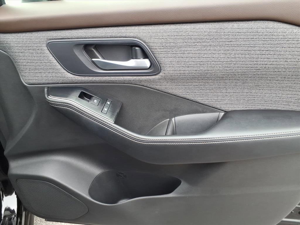 Used 2023 Nissan Rogue SV image 25