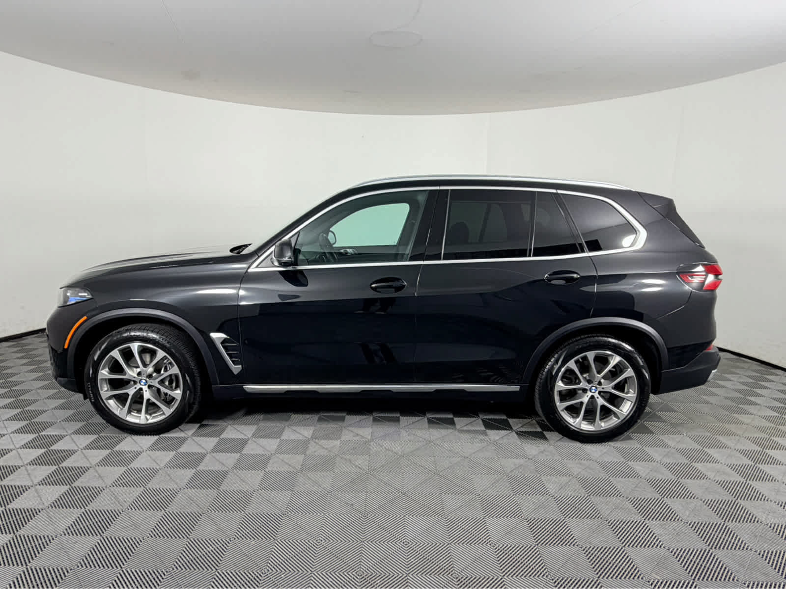 Used 2024 BMW X5 xDrive40i w/ Premium Package AWD/4WD image 6