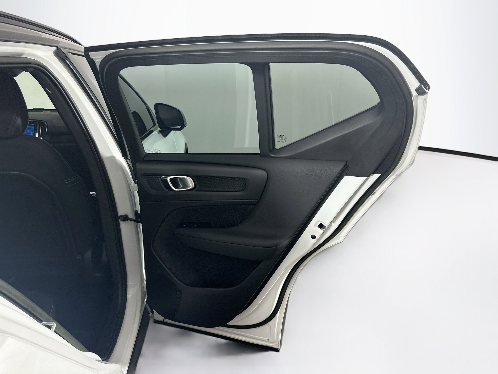 Used 2023 Volvo XC40 Recharge Plus AWD/4WD image 30