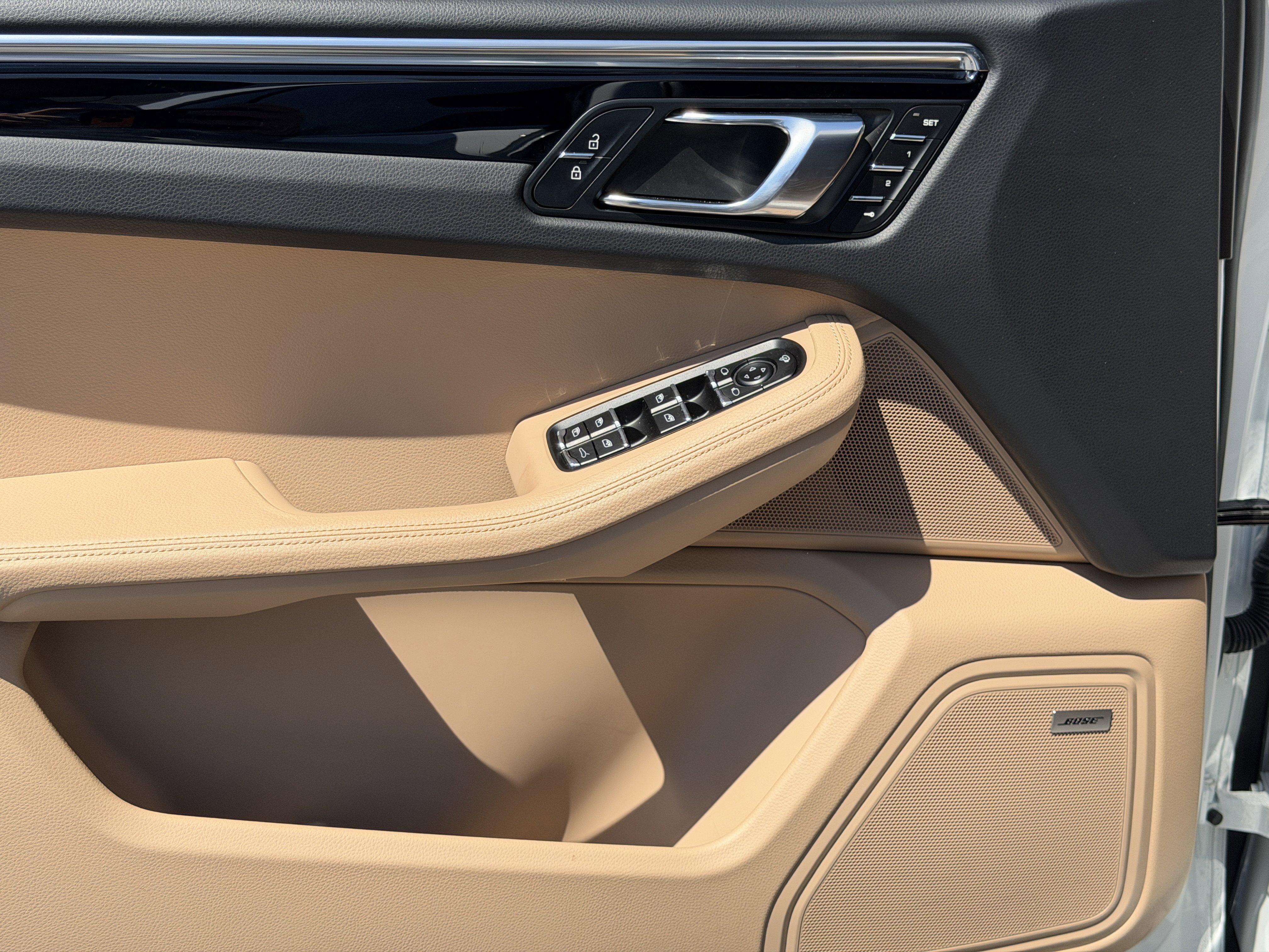 Certified 2025 Porsche Macan AWD/4WD image 22