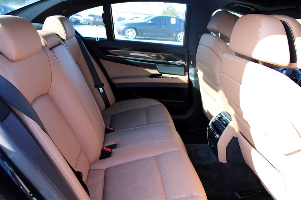 Used 2010 BMW 750i xDrive image 19