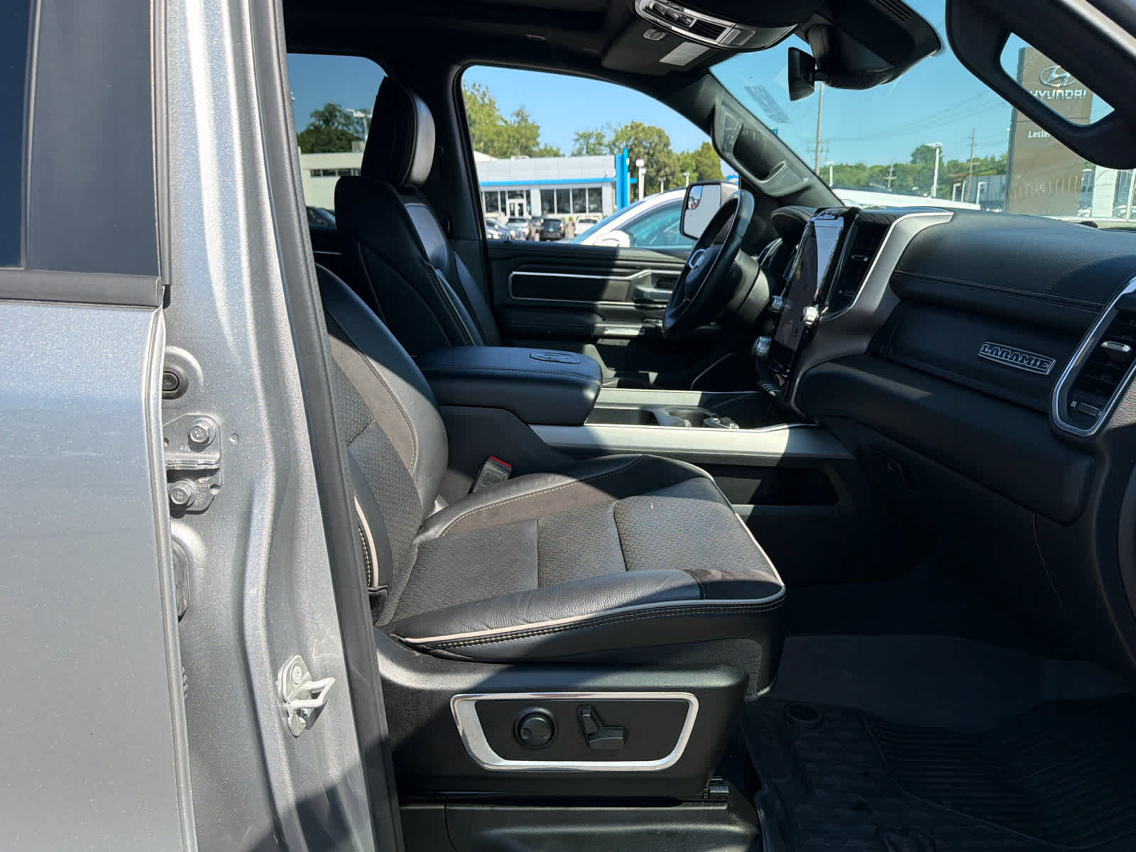 Used 2023 RAM 1500 Laramie AWD/4WD image 29