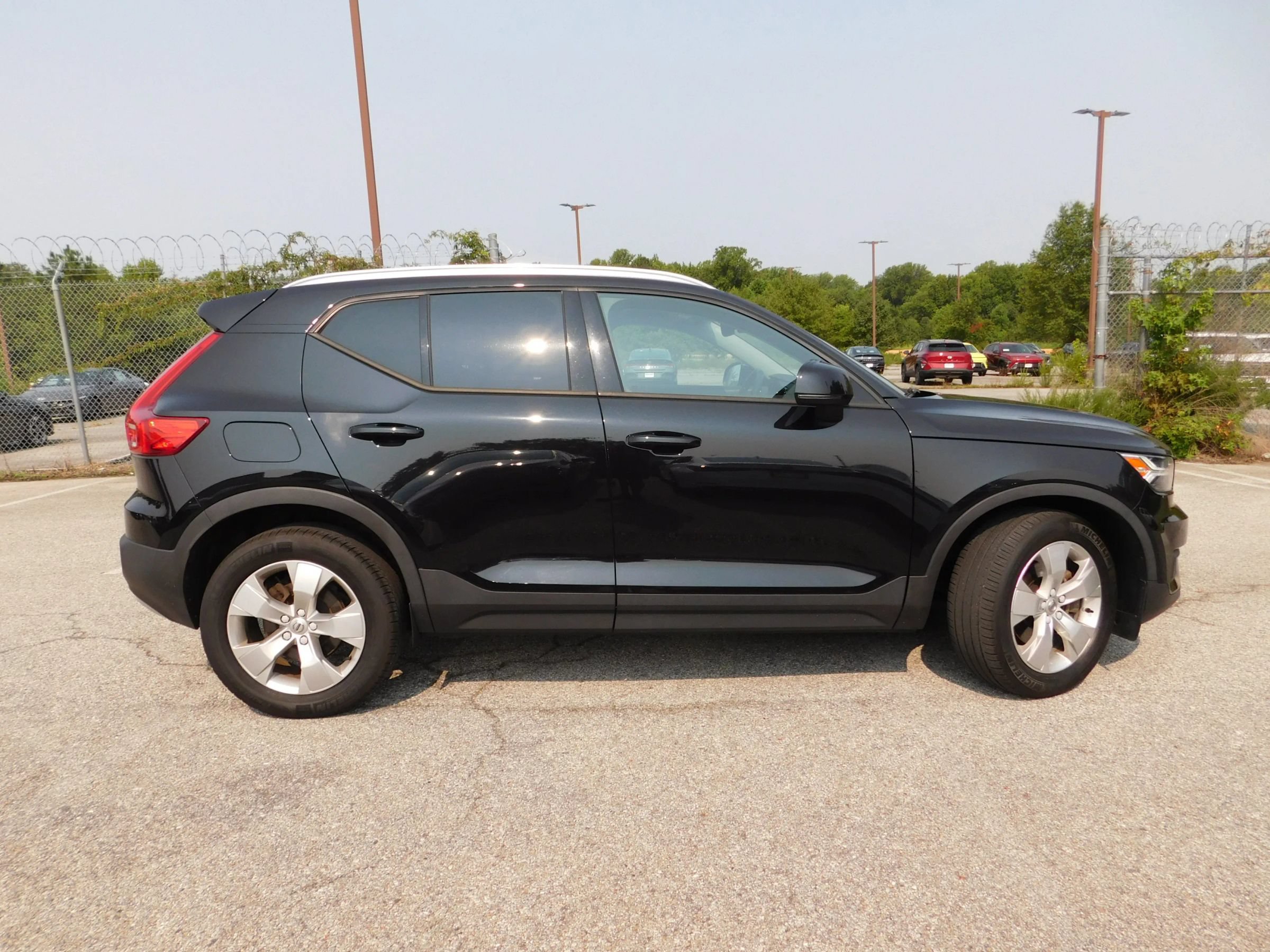 Used 2021 Volvo XC40 T4 Momentum FWD image 5