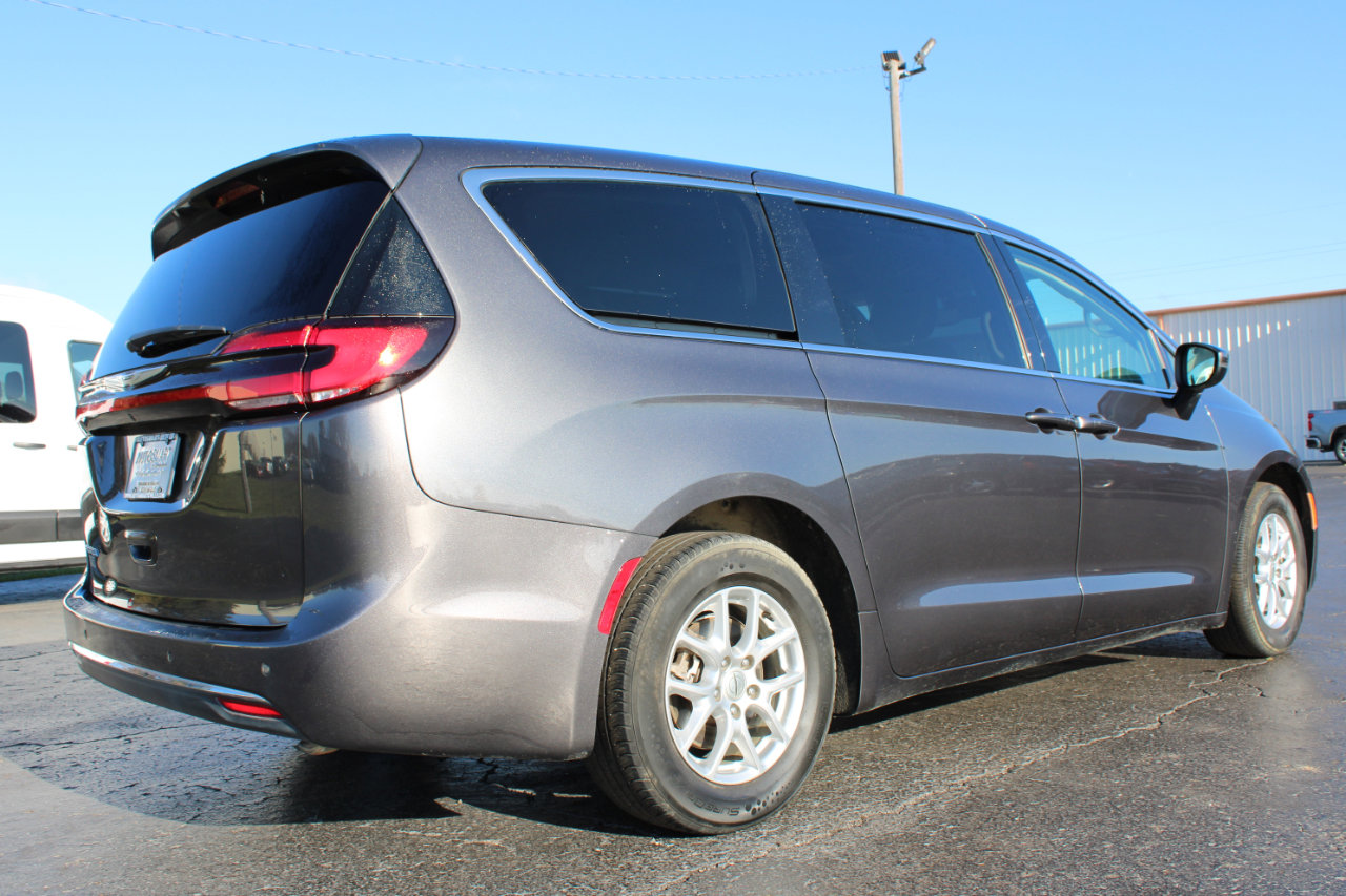 Used 2023 Chrysler Pacifica Touring-L image 4