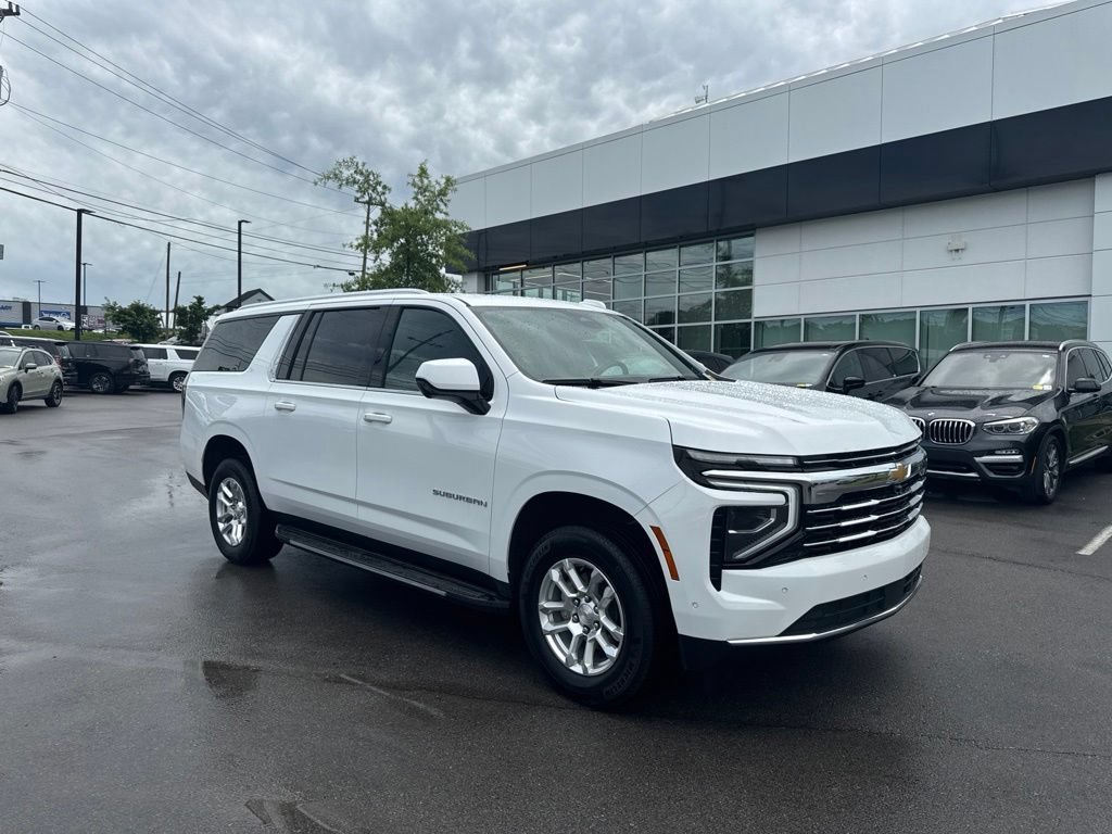 Used 2025 Chevrolet Suburban LT RWD image 1