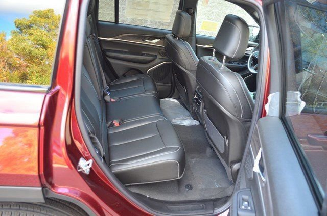 New 2025 Jeep Grand Cherokee Limited w/ Black Appearance Package image 34