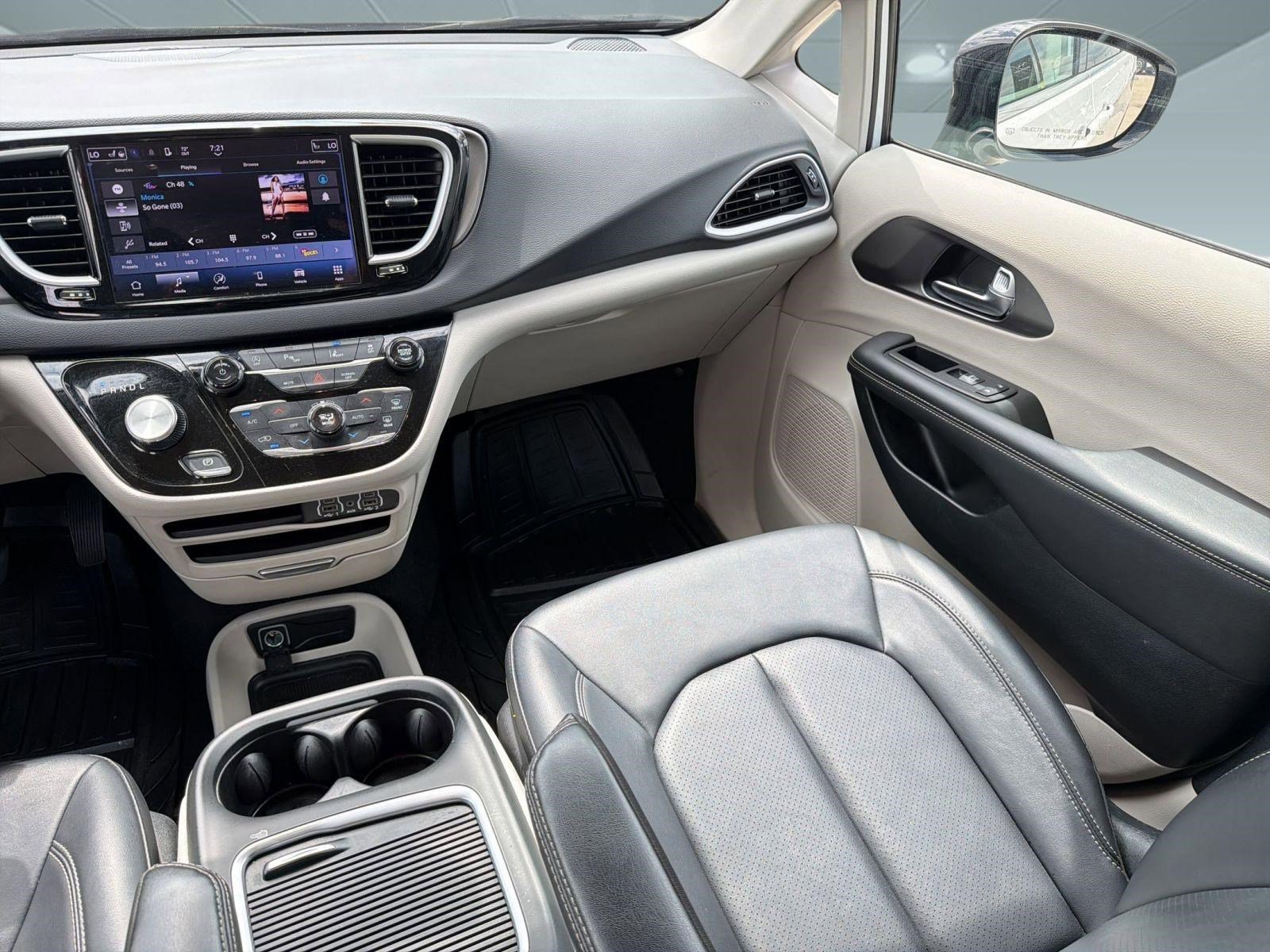Used 2024 Chrysler Pacifica Touring-L image 27